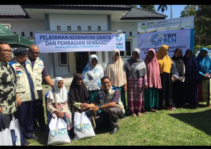 Kegiatan pemeriksaan kesehatan dan pembagian sembako masyarakat desa bak sukon 